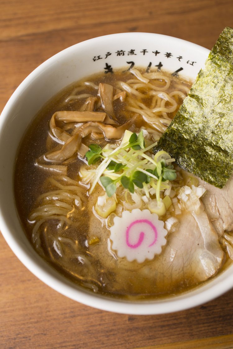 江戸前煮干中華そば（醤油）800円。豚の背脂が入った、こってり味の塩もある。