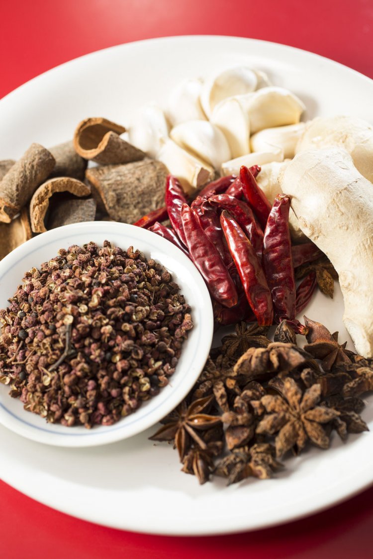 これらの香辛料と紹興酒などを、大量の肉とともに煮込む。