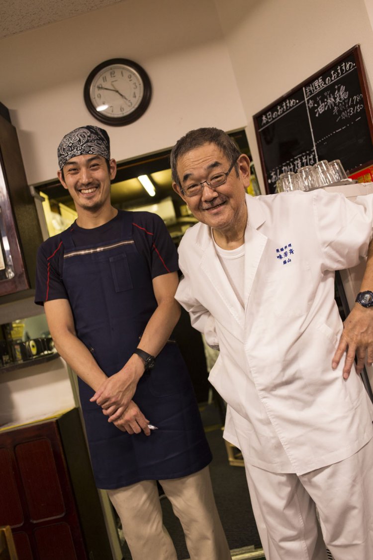 店主の振東さんと、息子の輝丈さん。