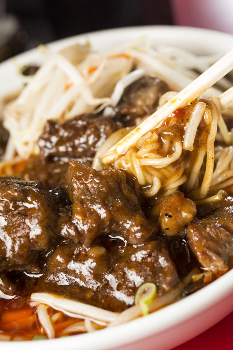 柔らかくジューシーなほほ肉がゴロゴロ入る。