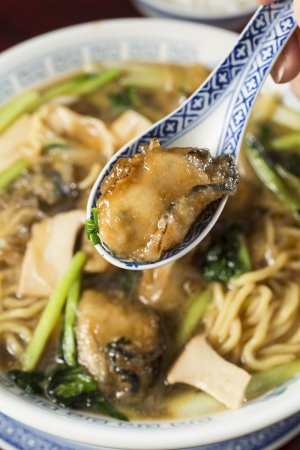 中国料理 小花　新鮮生牡蠣のスープそば (2)