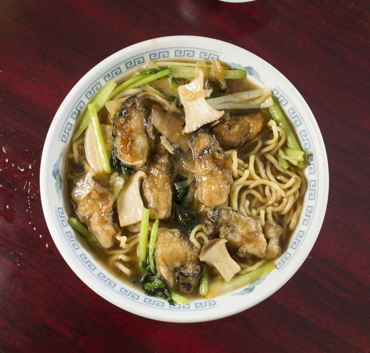 新鮮生牡蠣のスープそば1100円（夜は1760円）。