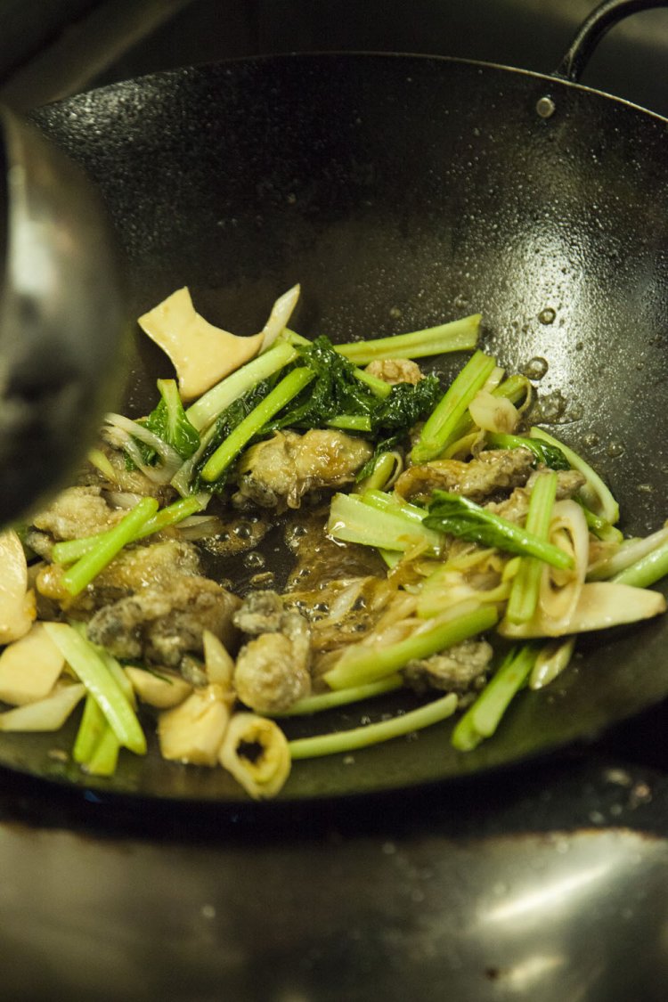 サッと油通しをすることで旨味が倍増。