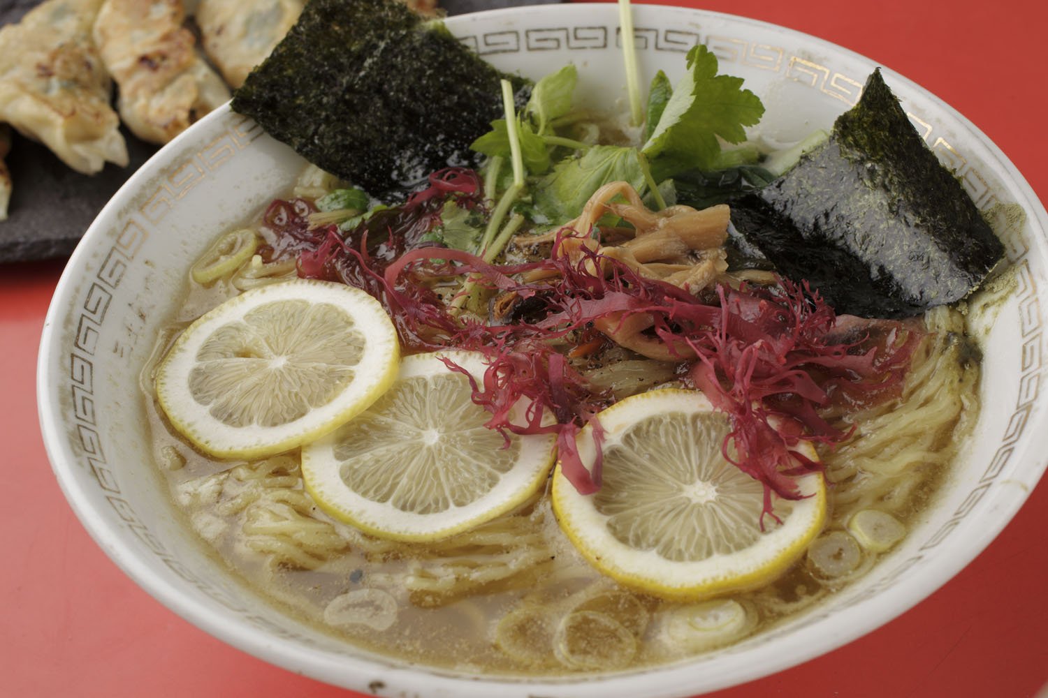 上々ラーメン(塩・レモンのせ)1500円。塩(レモンのせ)が1番人気。味噌・醤油味も。
