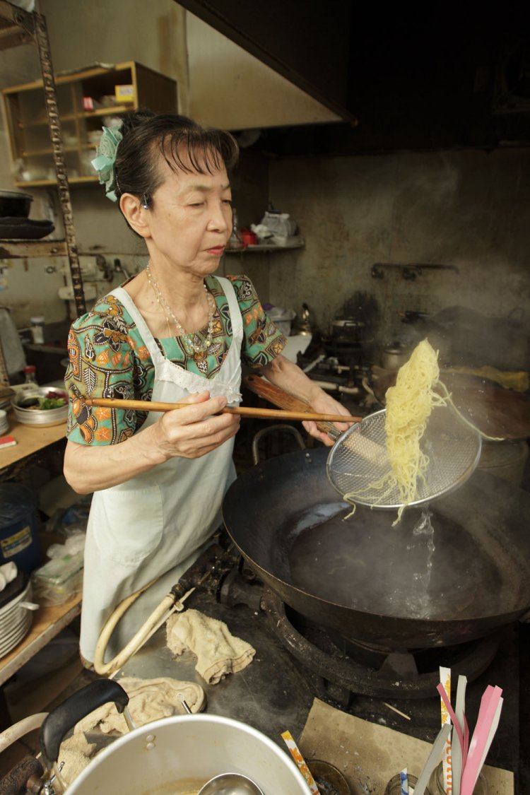 店主の渡部マサ子さんもお肌ツルツル。