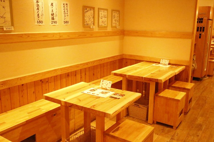 洗練された料亭風で、落ち着く店内。