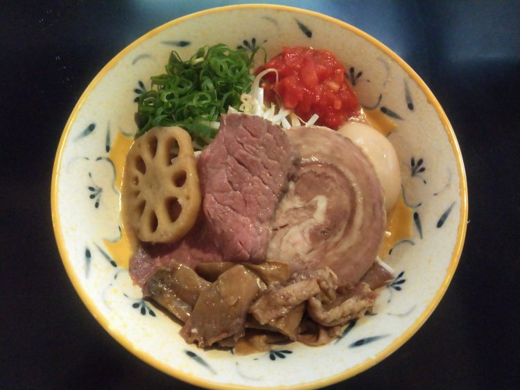 贅沢濃厚味噌1180円。ラーメン業界に流布する『1000円の壁』を破りたいとの熱い思いから誕生した一品。