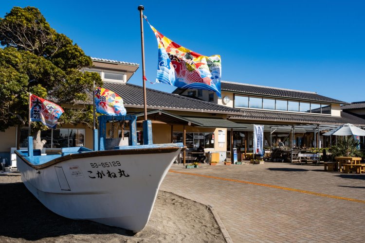 一角に据えられた漁船の上で勢いよくはためく大漁旗が目印だ。