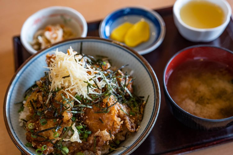 レストランの人気No.1いわし丼800円には小鉢やデザートも付く。