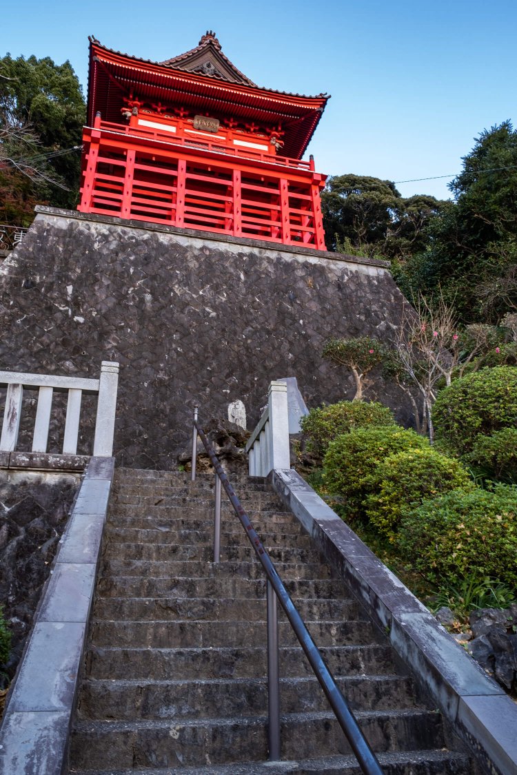 朱塗りで懸崖（けんがい）造りの本堂がひときわ目を引く浪切不動院。