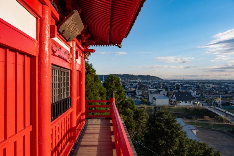 本堂の回廊からは市街地から九十九里浜方面まで一望できる。