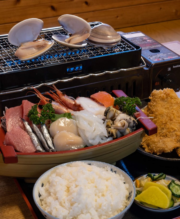 房総定食はボリュームたっぷりで食べきれるか不安になるほど。