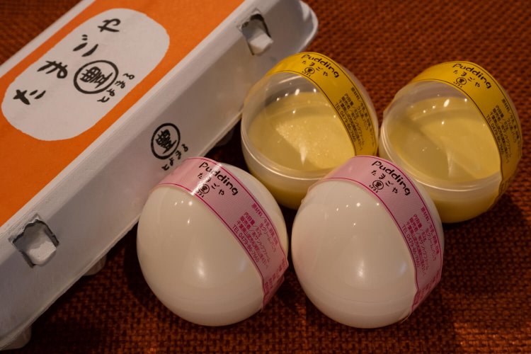 まことのたまご（左）10個入り430円。たまごプリン（上）、なめらかプリン（下）は各220円。