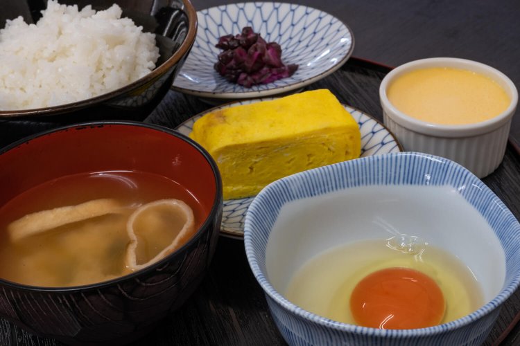 たまごかけご飯定食プリンセット460円にたまご焼き65円をプラス。