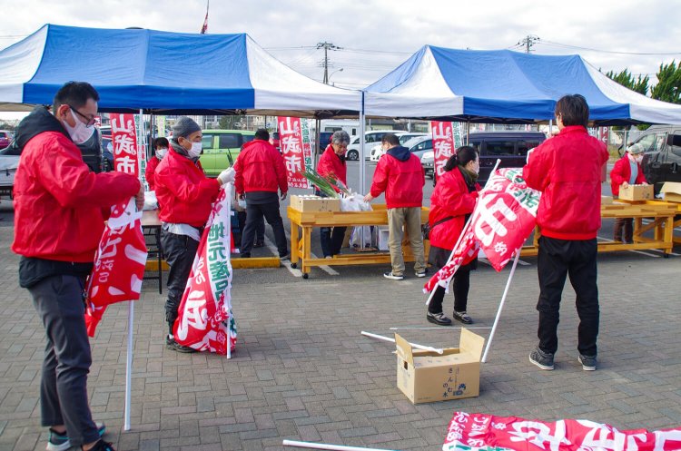 スタッフ全員手弁当で準備中。