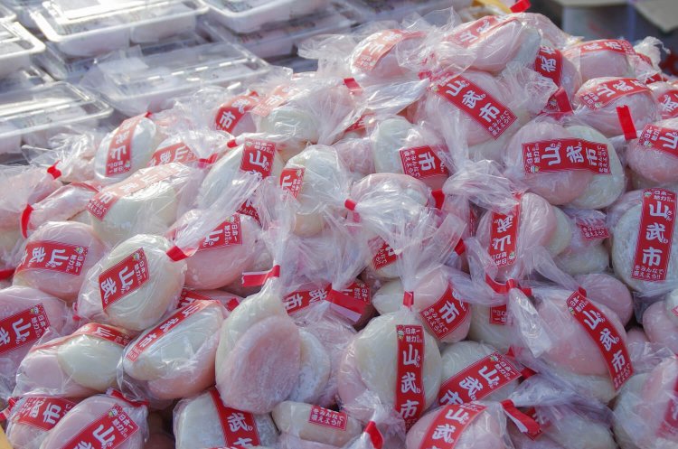 寄付金で購入した紅白餅。