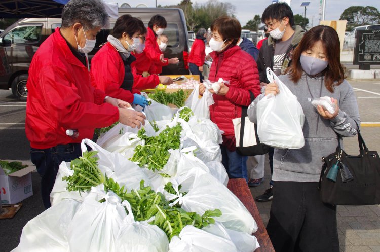 集まった品はPRを兼ねて訪れた人に無料で配布。（2020年12月の道の駅『オライはすぬま』での活動の様子／写真提供：同会）。