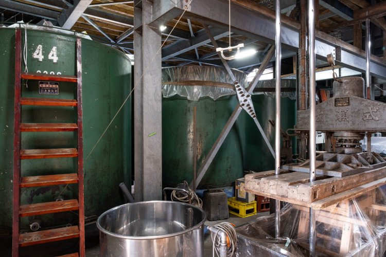 昭和16年（1941）築の酒蔵見学は要予約。見学後の試飲も楽しみ。