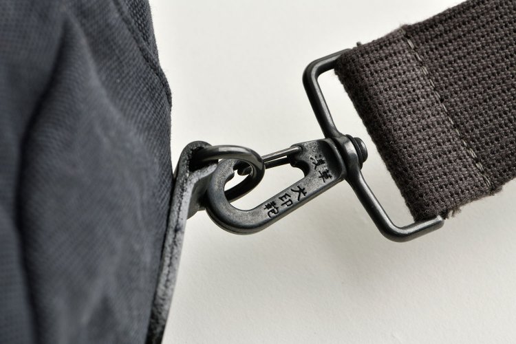 犬印鞄製作所　黒犬印　ストーンウォッシュ帆布 散歩鞄（大）　技ありポイント