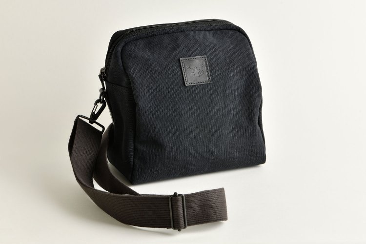黒ほか全5色。1万4080円。20.5×20.5×11.5㎝。犬印鞄製作所伝法院通り店、オンラインショップほか。☎03-5806-1712