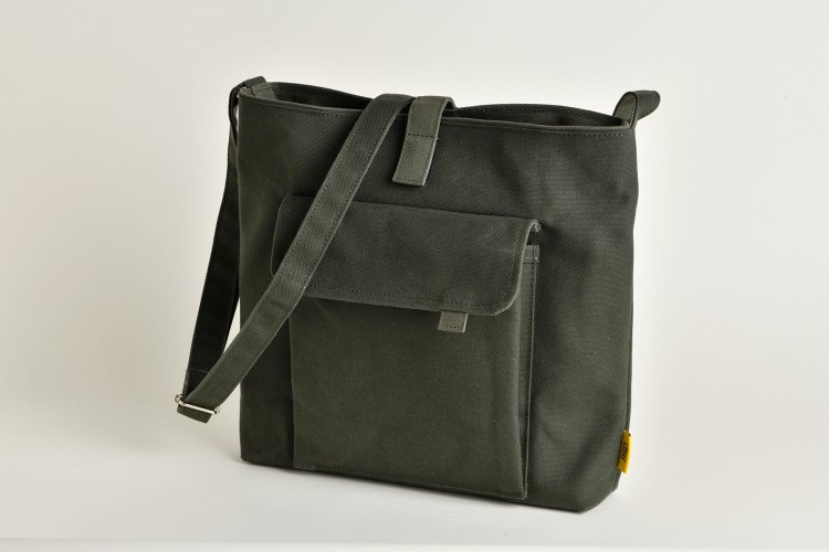 ブルーグリーン（パラフィン加工済み）ほか全5色。1万4300円。30×28×6㎝。バンナイズ渋谷店、オンラインショップほか。☎088-699-5477