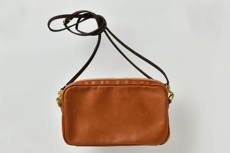 ブラウンほか全4色。1万1000円。14×24×3.5㎝。AGILITYエキュート大宮、オンラインショップほか。☎048-782-7320