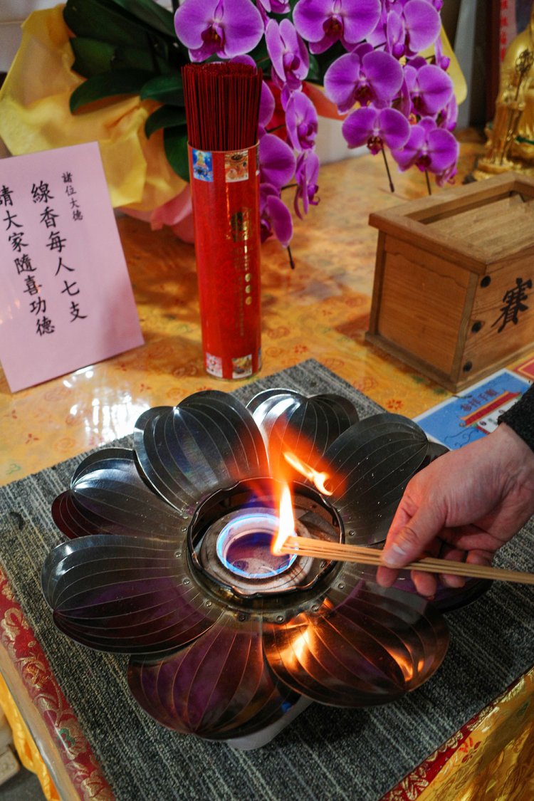 線香の先にまとめて火を付け、廟内７箇所に設けた香炉に左手で一本ずつ挿して巡る。