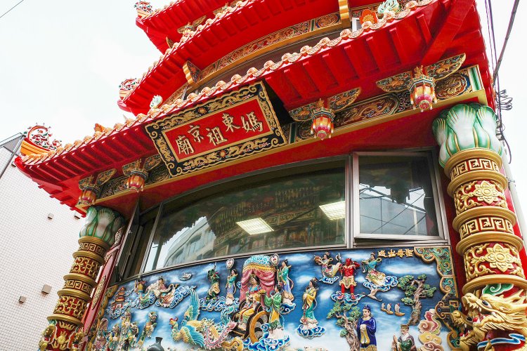 周囲とは空気を異とする朱色の屋根のど派手な建物！