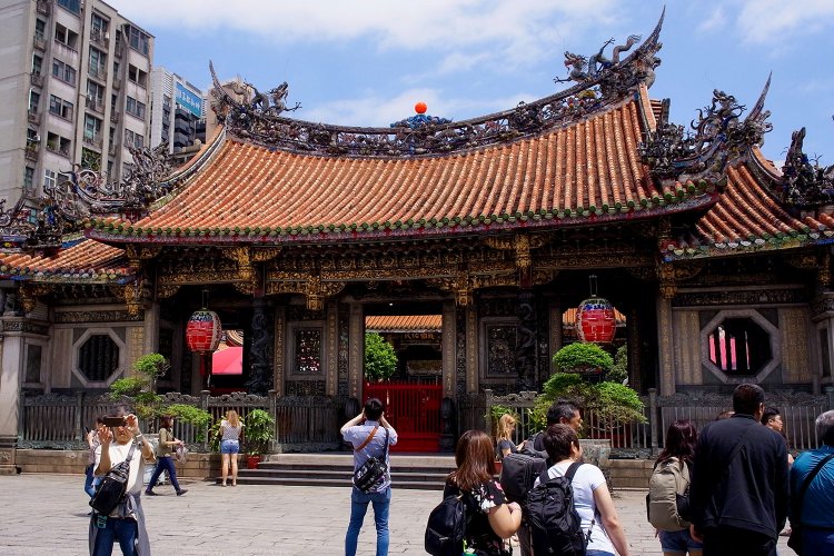 台北の龍山寺。