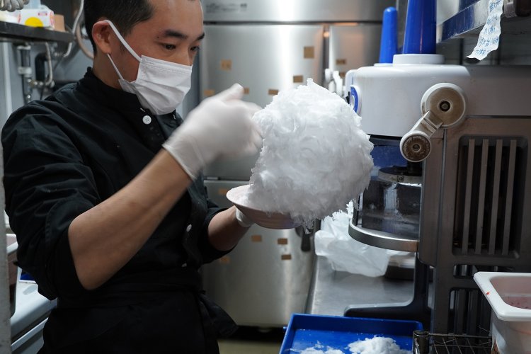 氷を削り、「崖」を作る江良さん。