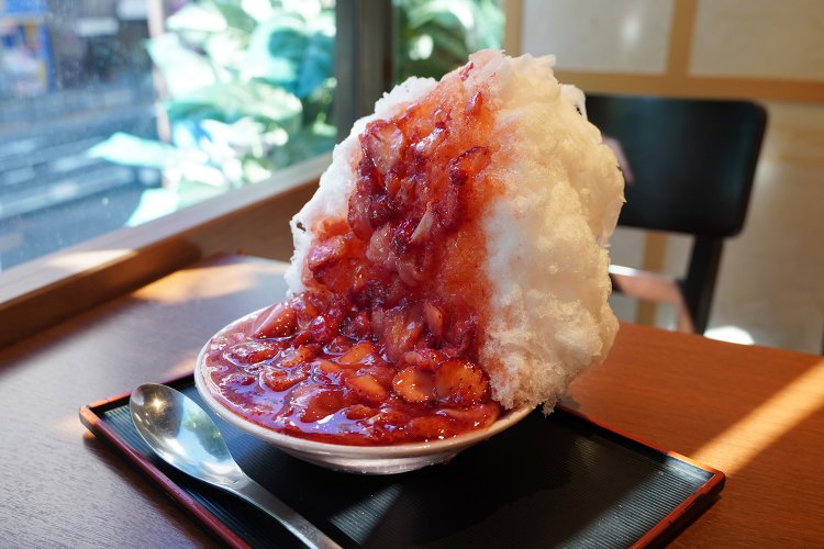 真っ白な氷の上に、生イチゴの赤が美しい。