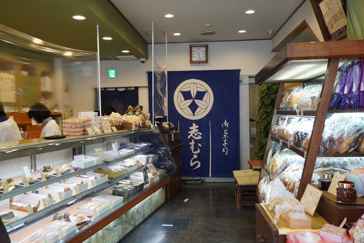 1階の売店。染め抜きののれんに風格あり。