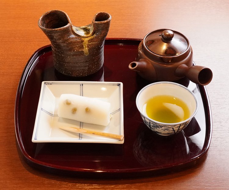 左上の水差しにお茶のお代わり用のお湯がたっぷり。和菓子セットは福もちの場合704円。