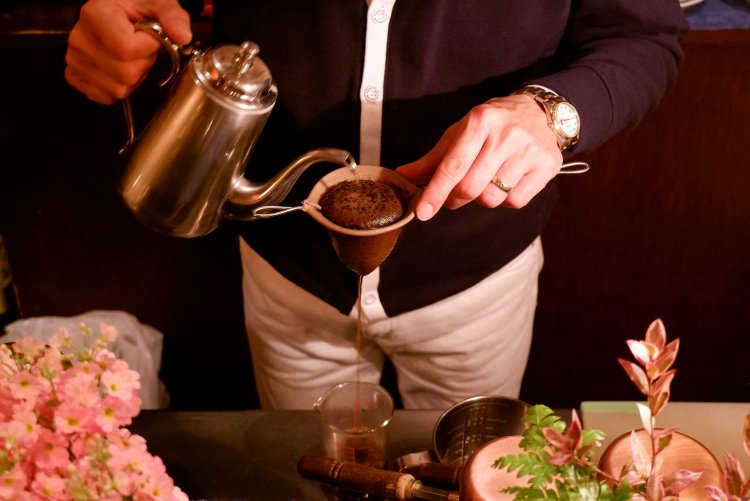 小さいネルを使ってドリップを行う高山さん。