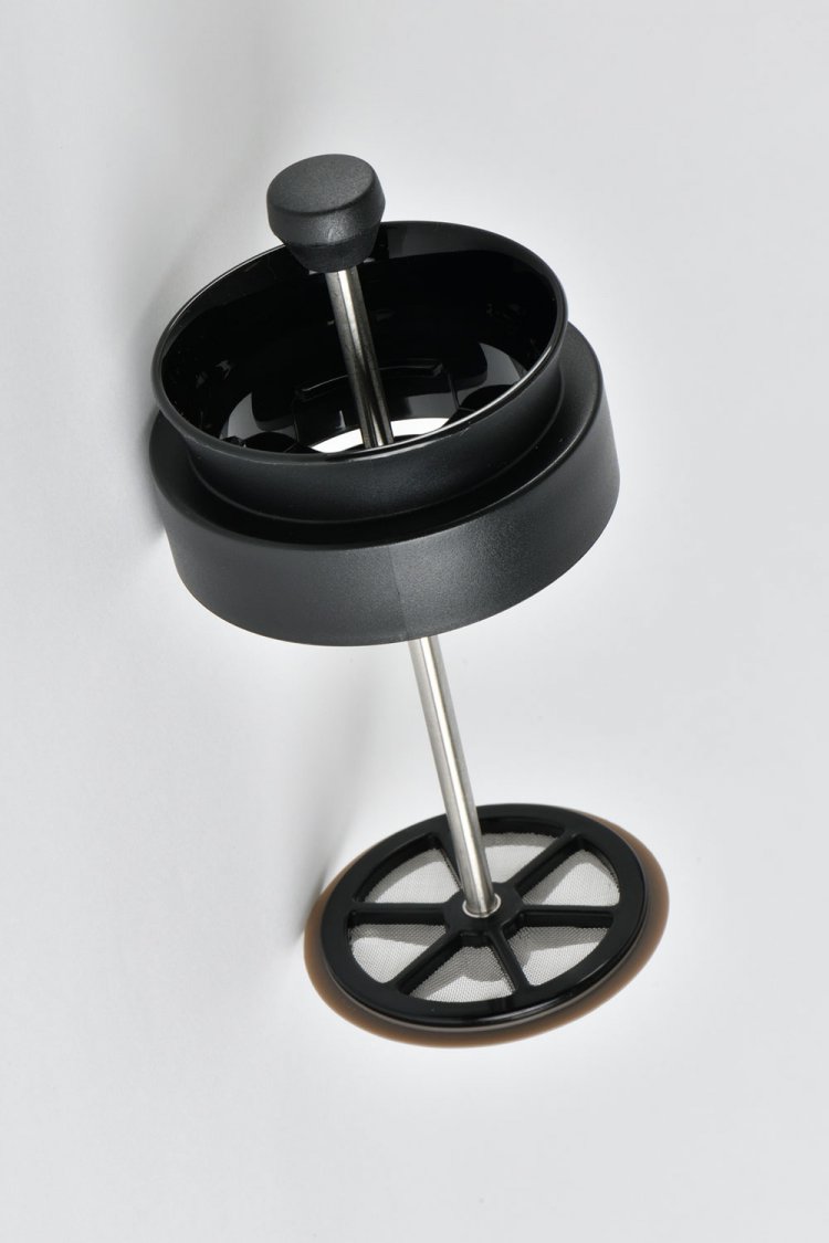 飲み口にドッキングした軸とフィルター部。左に回せば取り外せる。