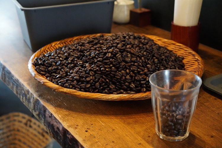 丁寧にピッキングしていた高安さん。店中にコーヒーの香りが充満。