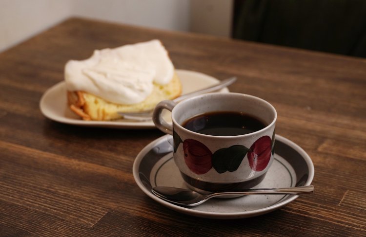 ブレンドコーヒーとミルクシフォンのセット850円。