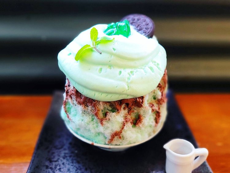 チョコミントエスプーマのかき氷 1400円（税別）。