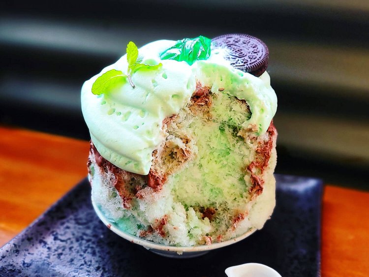 パーラービネフルのチョコミントかき氷断面