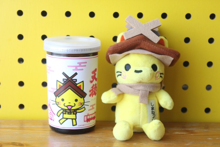 自宅にあった島根県のイメージキャラクターしまねっこちゃんと。どうだ、可愛かろう。