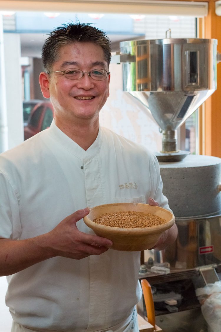 原麦をもつ店主・長谷川さん。