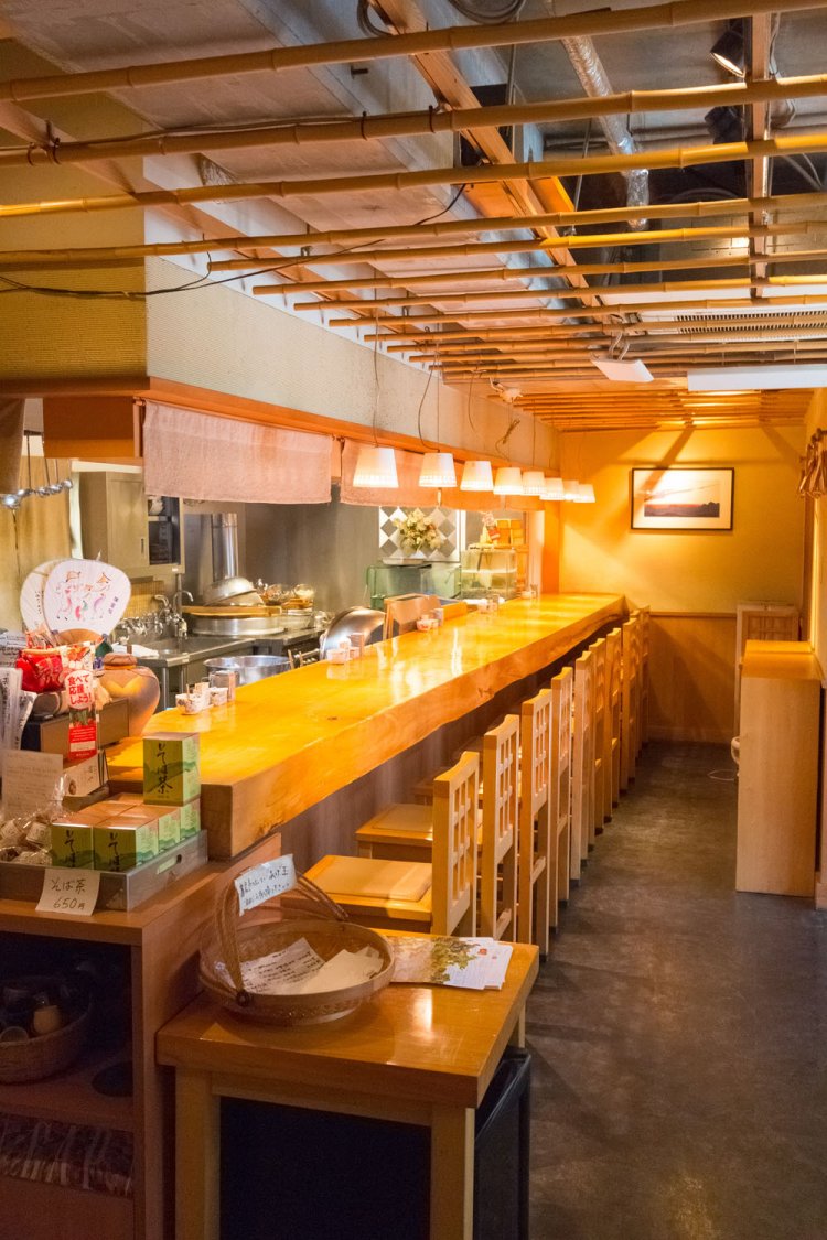 カウンター席で地酒もオツ。