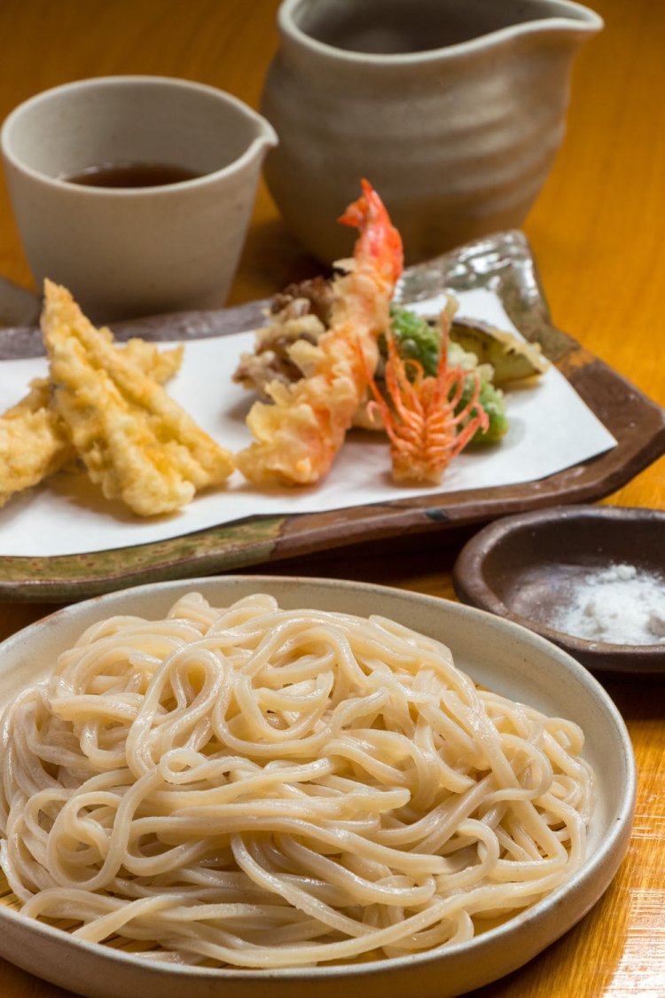 牡蠣（かき）うどん2200円。厚岸産ほかクリーミーなカキを半生で。磯と大地（小麦）の風味が美しい和音を奏でる。