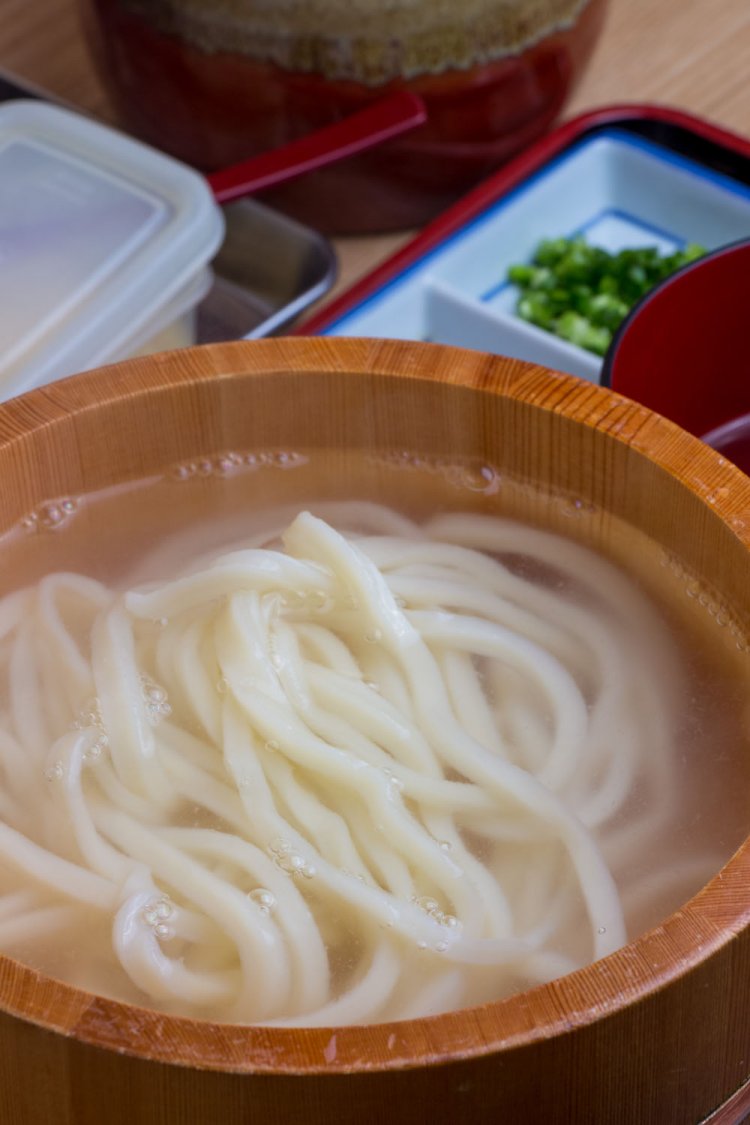小麦の甘みや風味を感じるなら、つけ汁で味わう湯だめうどん300円。こちらも冷水でしめ、麺のコシをプラス。