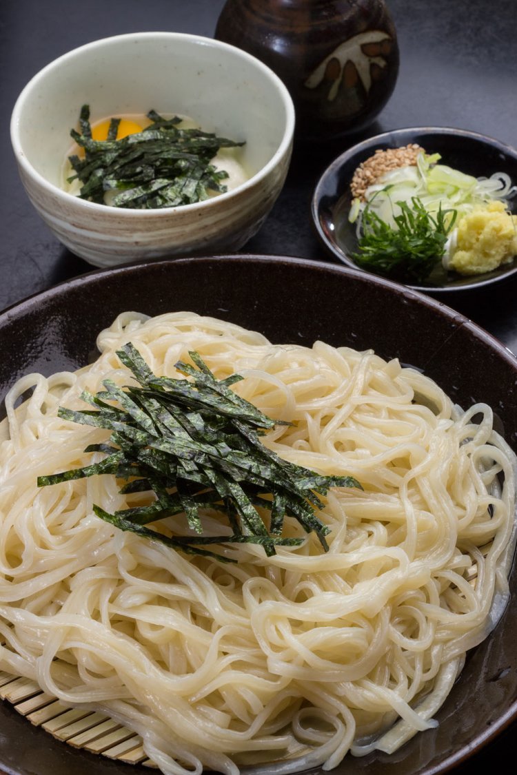 とろろうどん1250円で透明感がありやや平打ち、やわらかな粘りがある麺の喉ごしを堪能。稲庭の麺に近い食感。