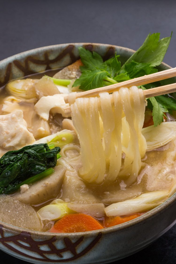 ニンジンやゴボウがカレーの具サイズで入るけんちんうどん1200円は蕎楽亭店主もお気に入り。