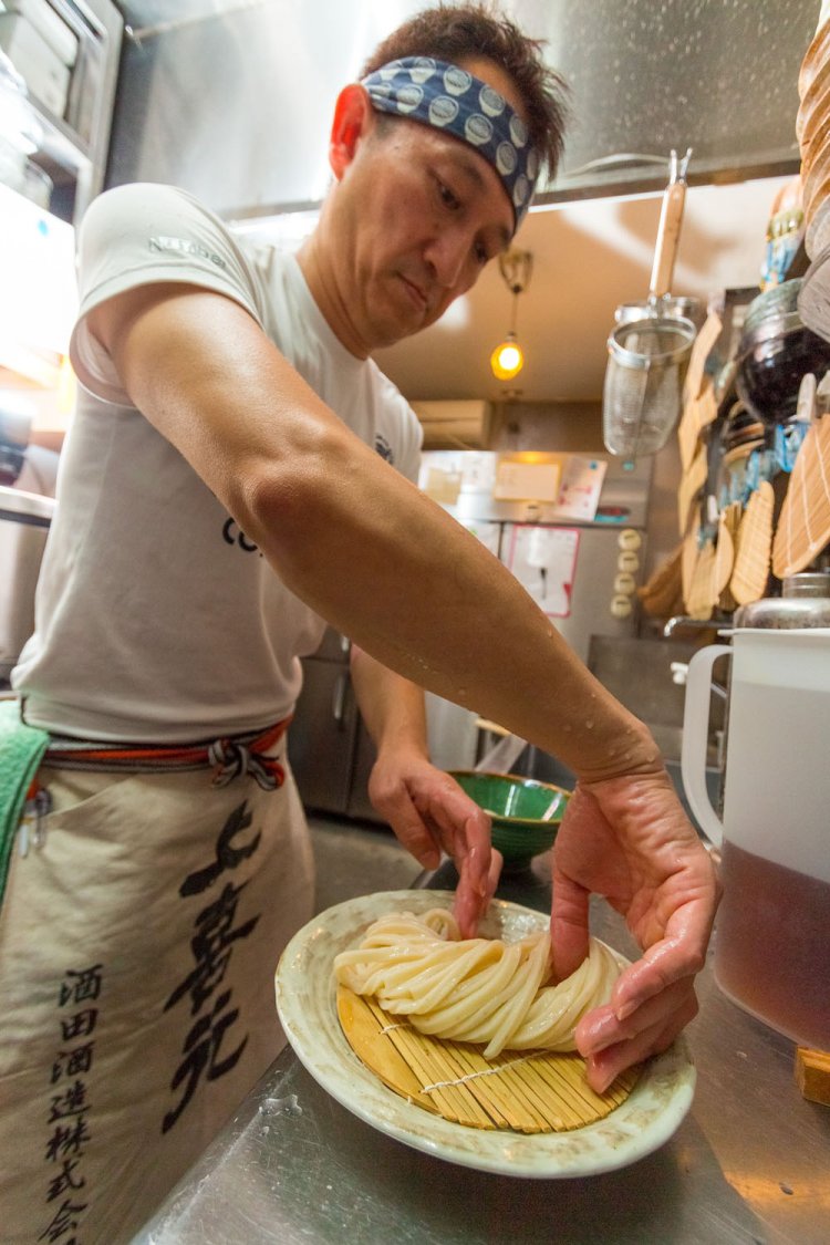 丁寧に1本ずつ麺に触れて茹で具合を確かめ、美しく盛る。