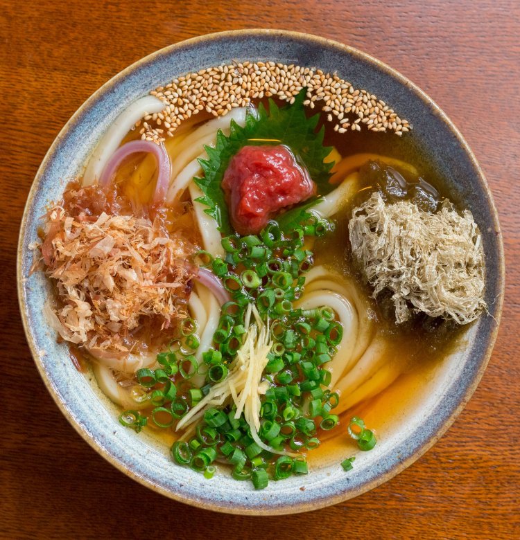 紀州の梅肉、とろろ昆布やおかかなどをトッピングした梅昆布うどん891円。旨味や酸味、ツユの甘みの多重奏。