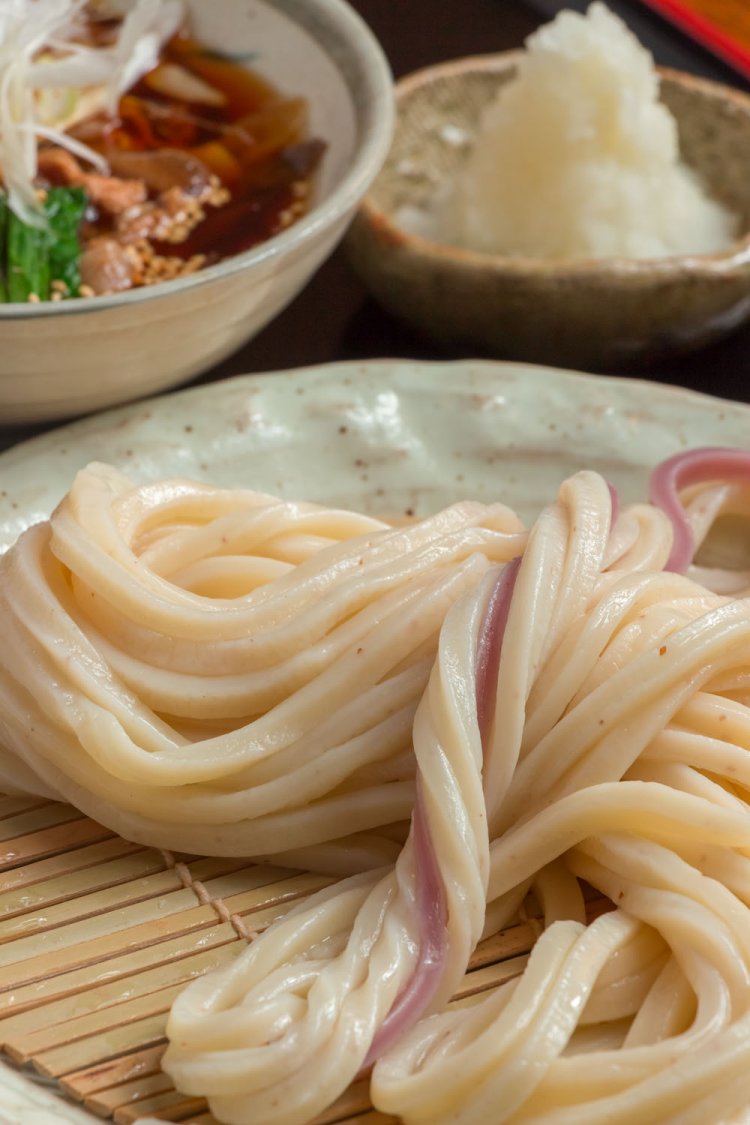 糧うどん  冷もり836円。紅芋を使った麺の紅白で、かつてハレの日に食べた武蔵野のうどんを表現。