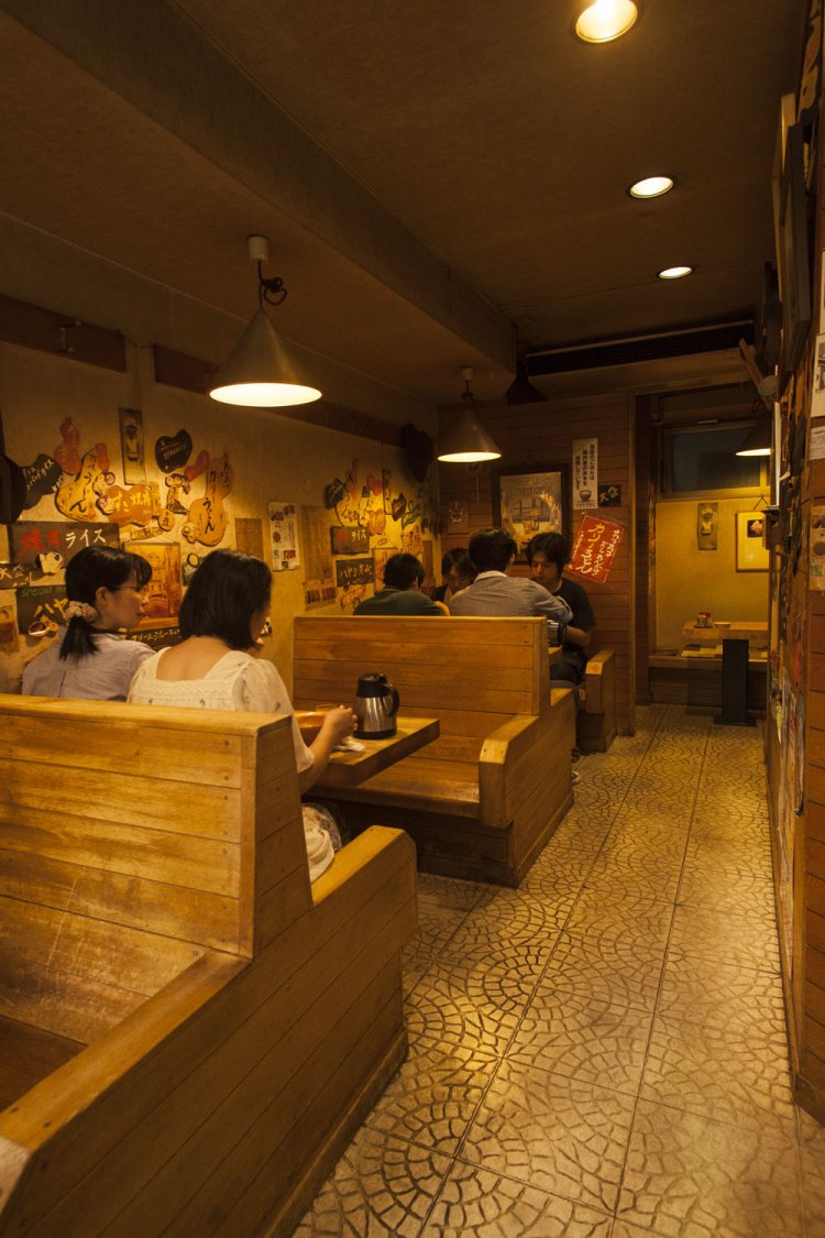 壁には使用しているスパイスの解説などが貼られ、待つ間も楽しい。